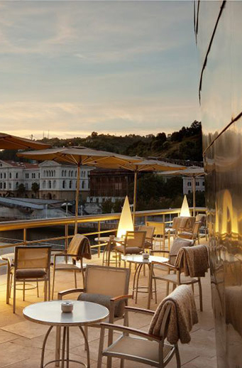 Una terraza de Bistró Guggenheim Bilbao, un espacio exclusivo rodeado de titanio, disfruta de nuestra carta de cócteles en un entorno único en el mundo